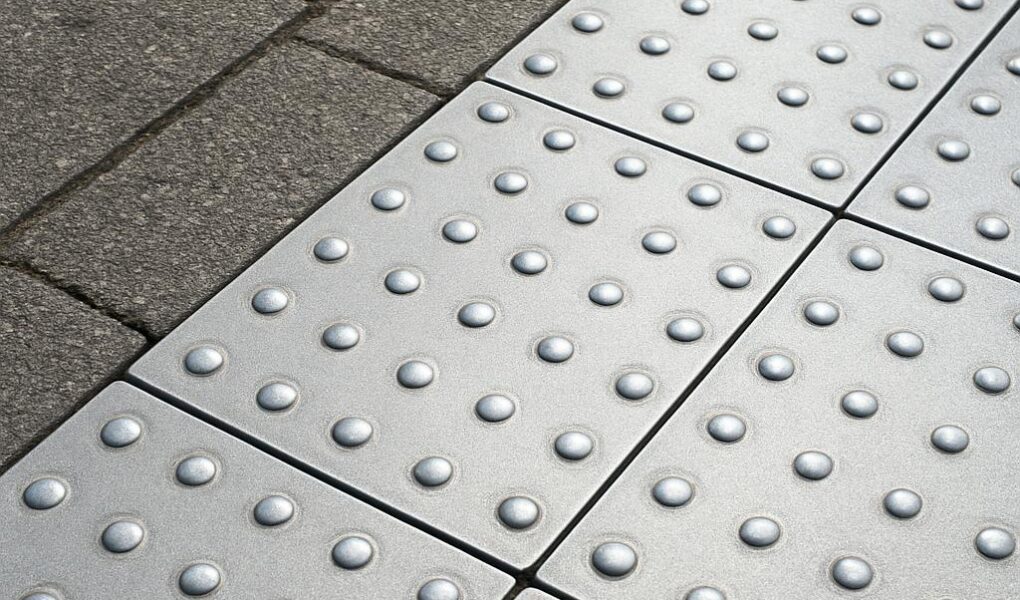 Jakie przewagi mają lekkie płyty drogowe nad tradycyjnym betonem?