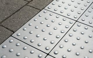 Jakie przewagi mają lekkie płyty drogowe nad tradycyjnym betonem?