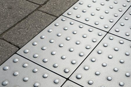 Jakie przewagi mają lekkie płyty drogowe nad tradycyjnym betonem?